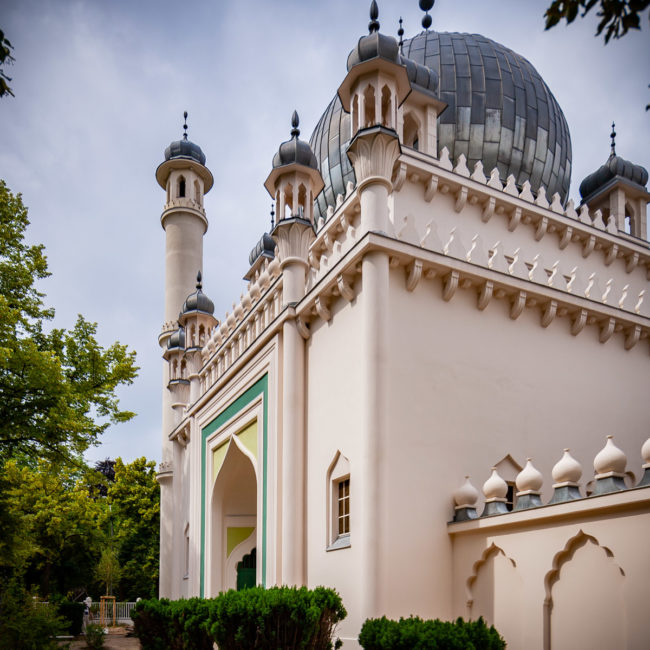 Die Fassade der Wilmersdorfer Moschee nach der denkmalgerechten Sanierung. Spannende Geschichten und Fakten zur Historie dieses Gotteshauses. Ein versteckter Traum. Interessant für Jeden. Diese außergewöhnliche Stadtführung / Architekturführung zu dem ungewöhnlichen Sakralbau wurde konzipiert und wird präsentiert von Christian Fessel / Mann mit Hut Touren, dem langjährigen Leiter der "Infostation Siemensstadt" für das UNESCO-Weltkulturerbe.